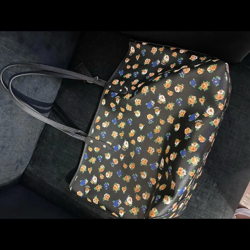 Coach reversible city tote in great condition